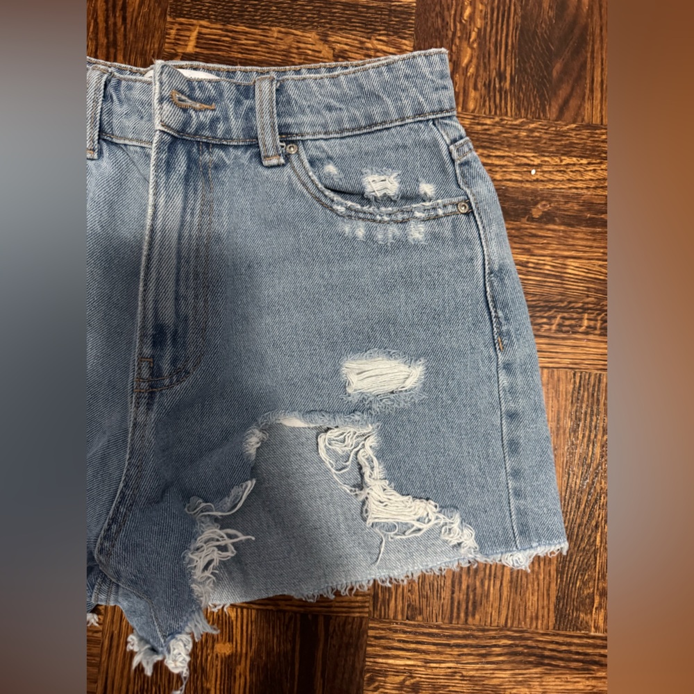 URBAN PLANET JEAN SHORTS MOM STYLE SIZE 03 LIGHT WASH WITH RIPS - Picture 3 of 6